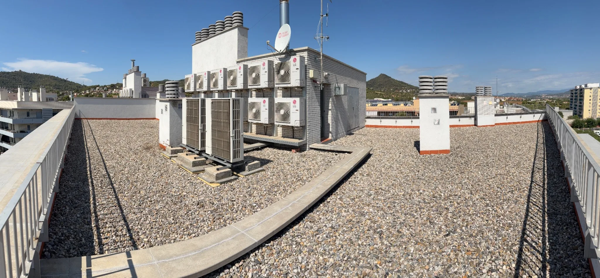 Cubierta de servicios de Camí del Llor 2B con equipos de climatización, casetón, chimeneas y otras restricciones que condicionan una implantación fotovoltaica.